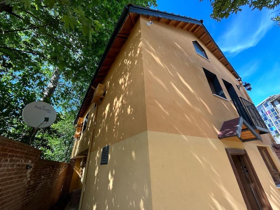 Villa Arancia Istanbul - Garden, BBQ, Sauna & Turkish Bath by the Tram in Fatih