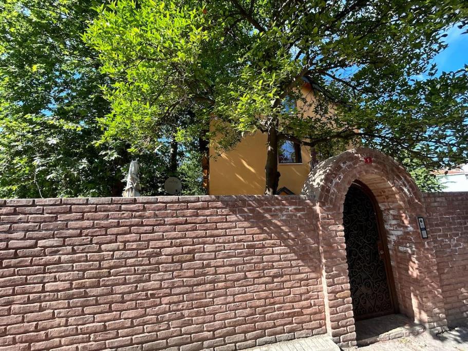 Villa Arancia Istanbul - Garden, BBQ, Sauna & Turkish Bath by the Tram in Fatih