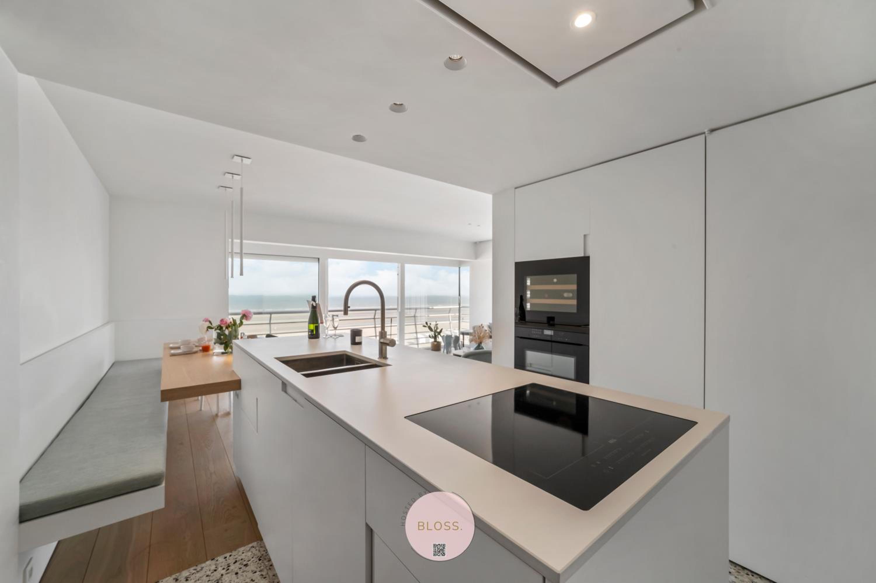 Coxy Corner by BLOSS - Beachfront Deluxe Family Apartment