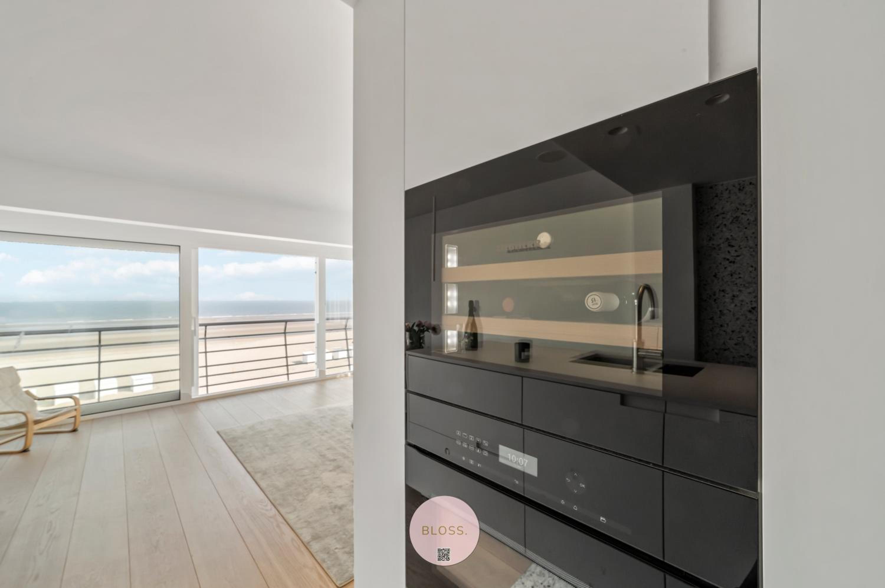 Coxy Corner by BLOSS - Beachfront Deluxe Family Apartment