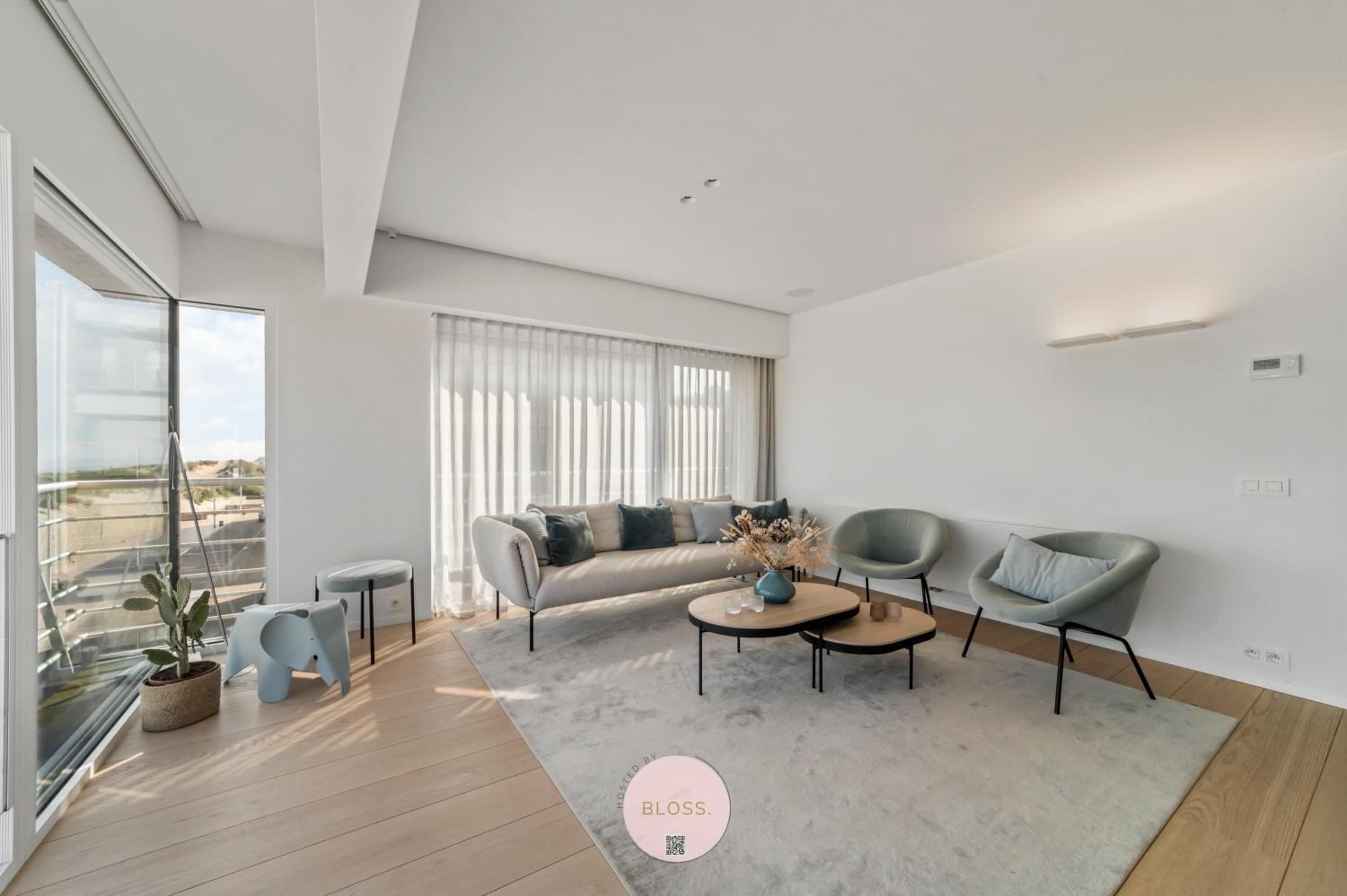 Coxy Corner by BLOSS - Beachfront Deluxe Family Apartment