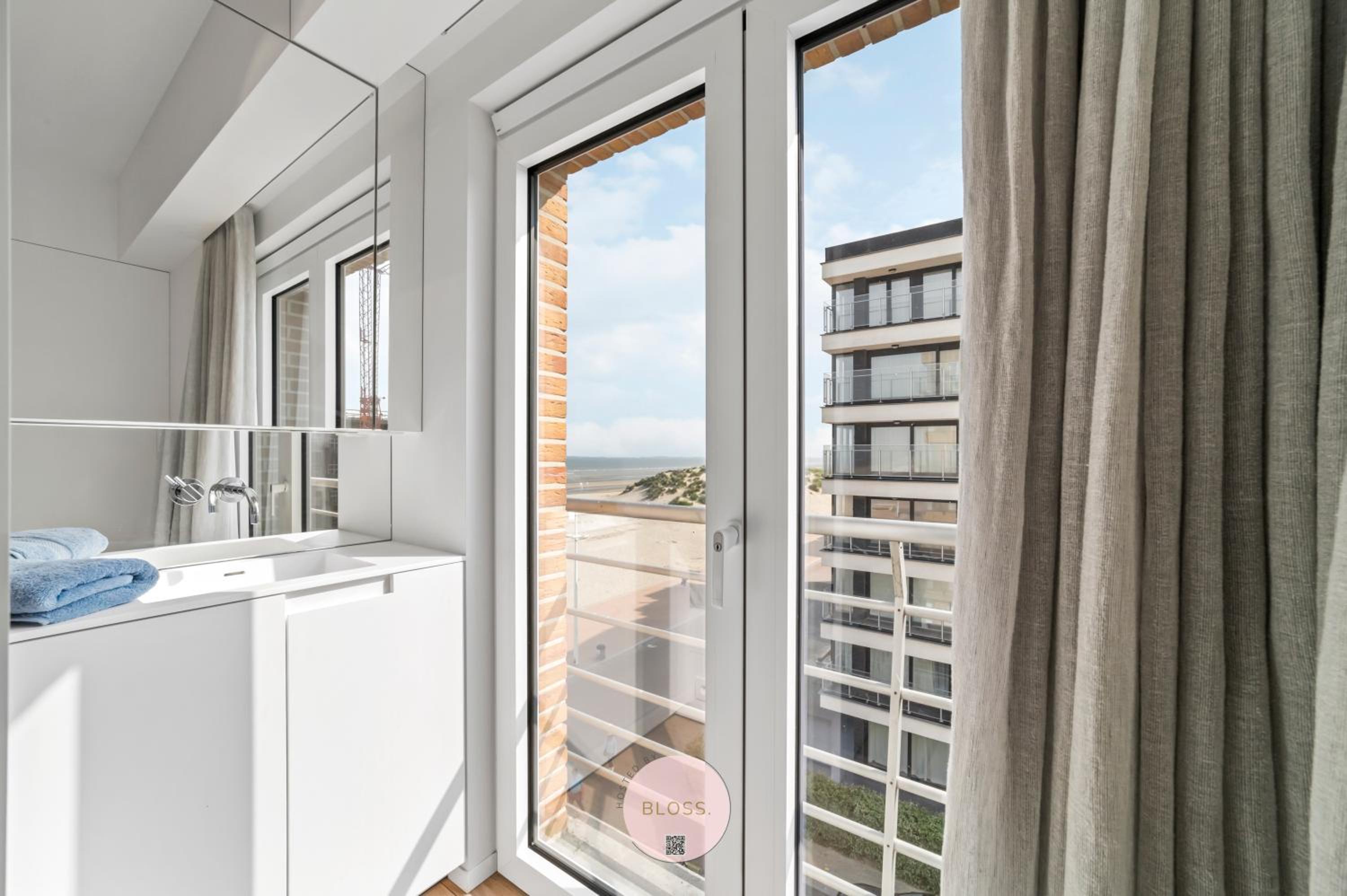 Coxy Corner by BLOSS - Beachfront Deluxe Family Apartment