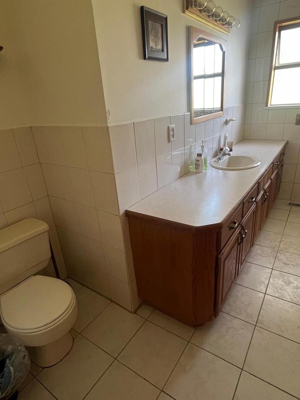 Great Family Room for Upto 6 adults Near Guildford Town Center