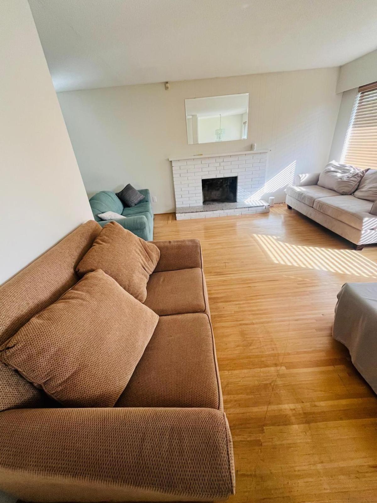 Great Family Room for Upto 6 adults Near Guildford Town Center