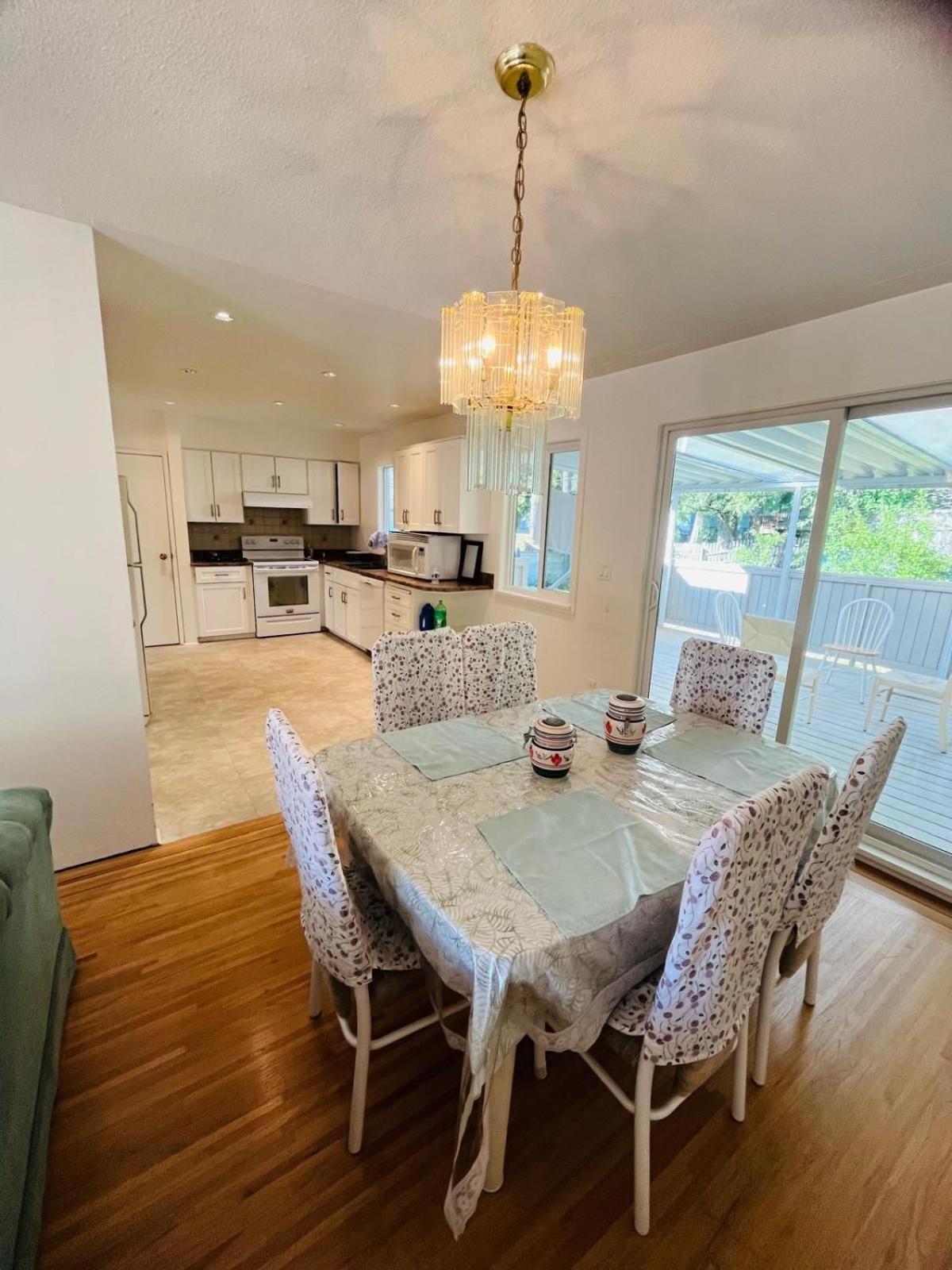 Great Family Room for Upto 6 adults Near Guildford Town Center