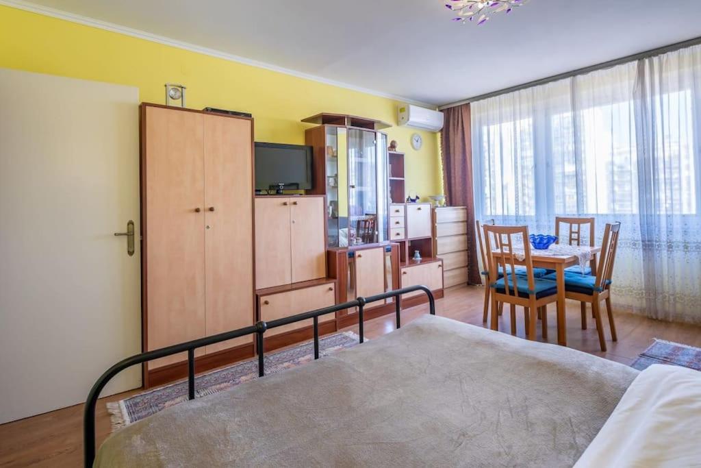 Convenient City Stay