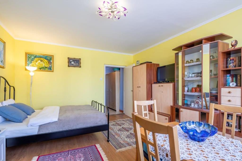 Convenient City Stay