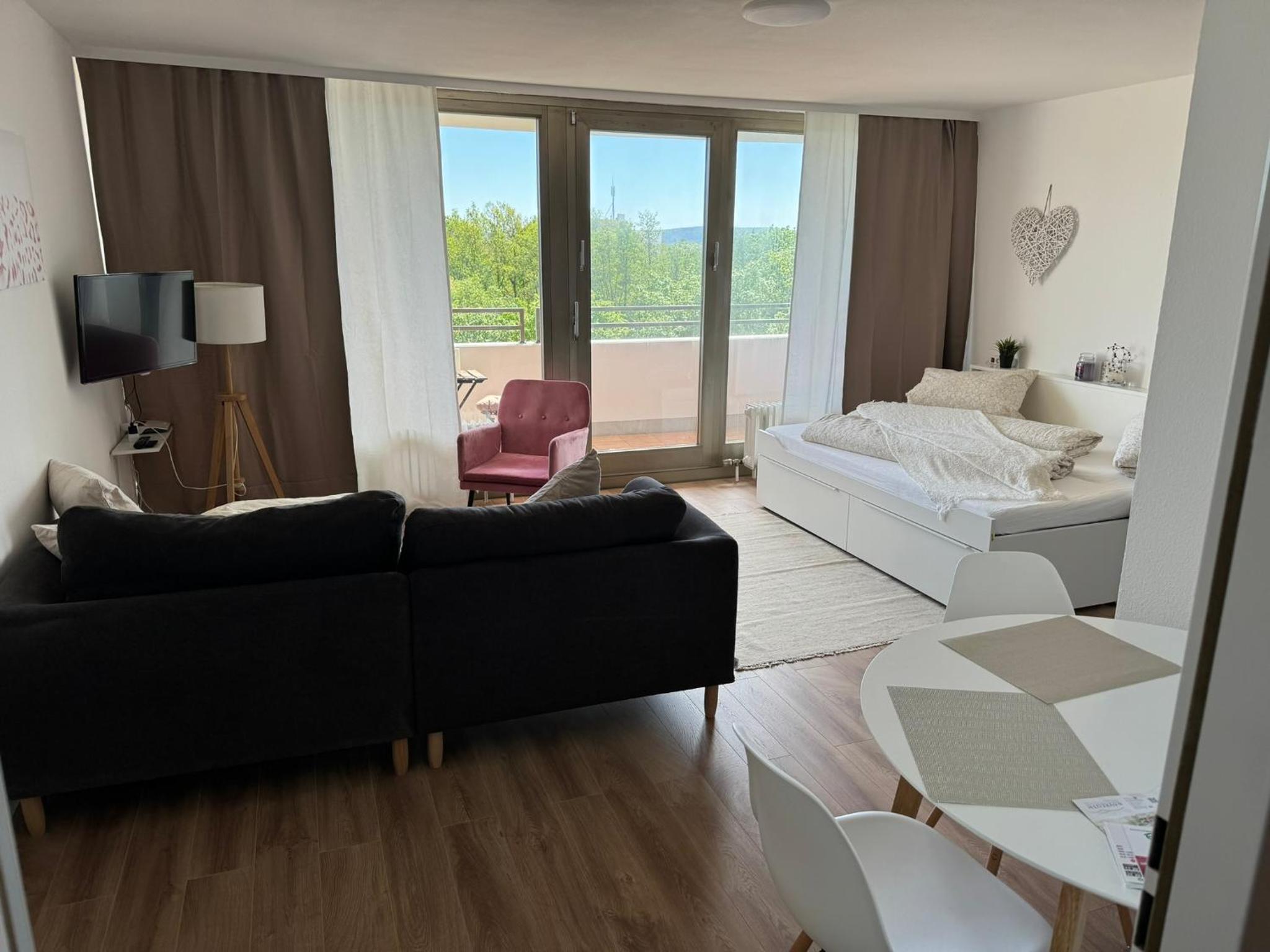 1 Zimmer Wohnung mit Balkon und Kuche - Property Image 1