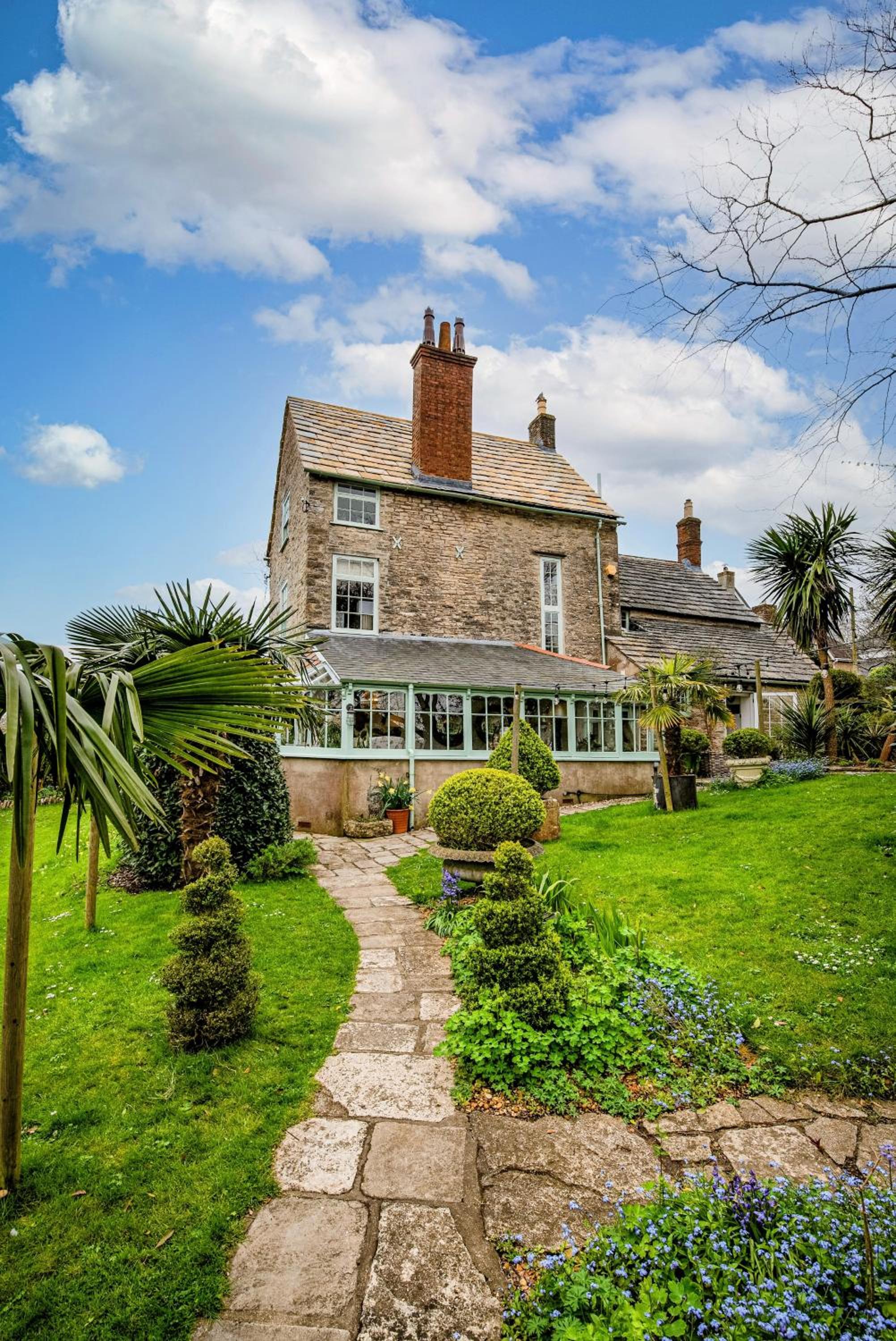 Magnificent Clarence cottage! view 4