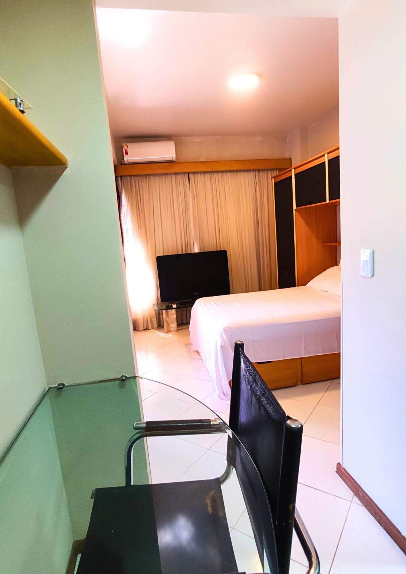 Flat Completo com cozinha no Melhor da Pituba, WIFI, Ar, Netflix, EDF Frente Mar, Piscina