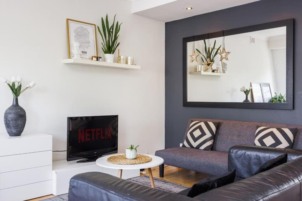 Spacious KENSINGTON Apartment - GREAT LOCATION