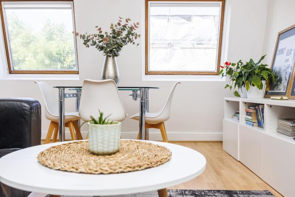 Spacious KENSINGTON Apartment - GREAT LOCATION