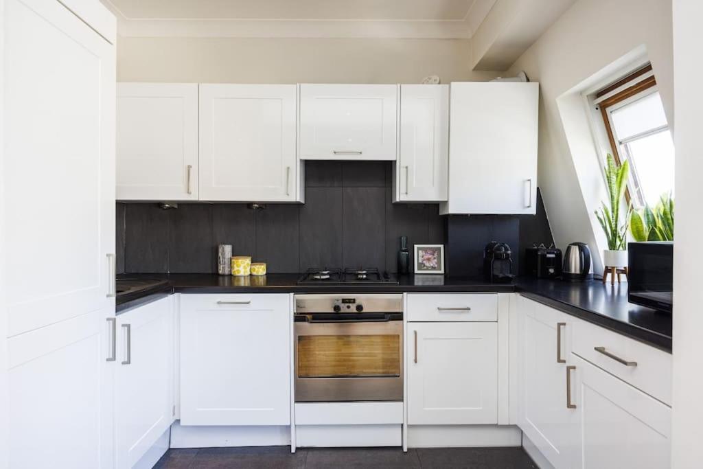 Spacious KENSINGTON Apartment - GREAT LOCATION