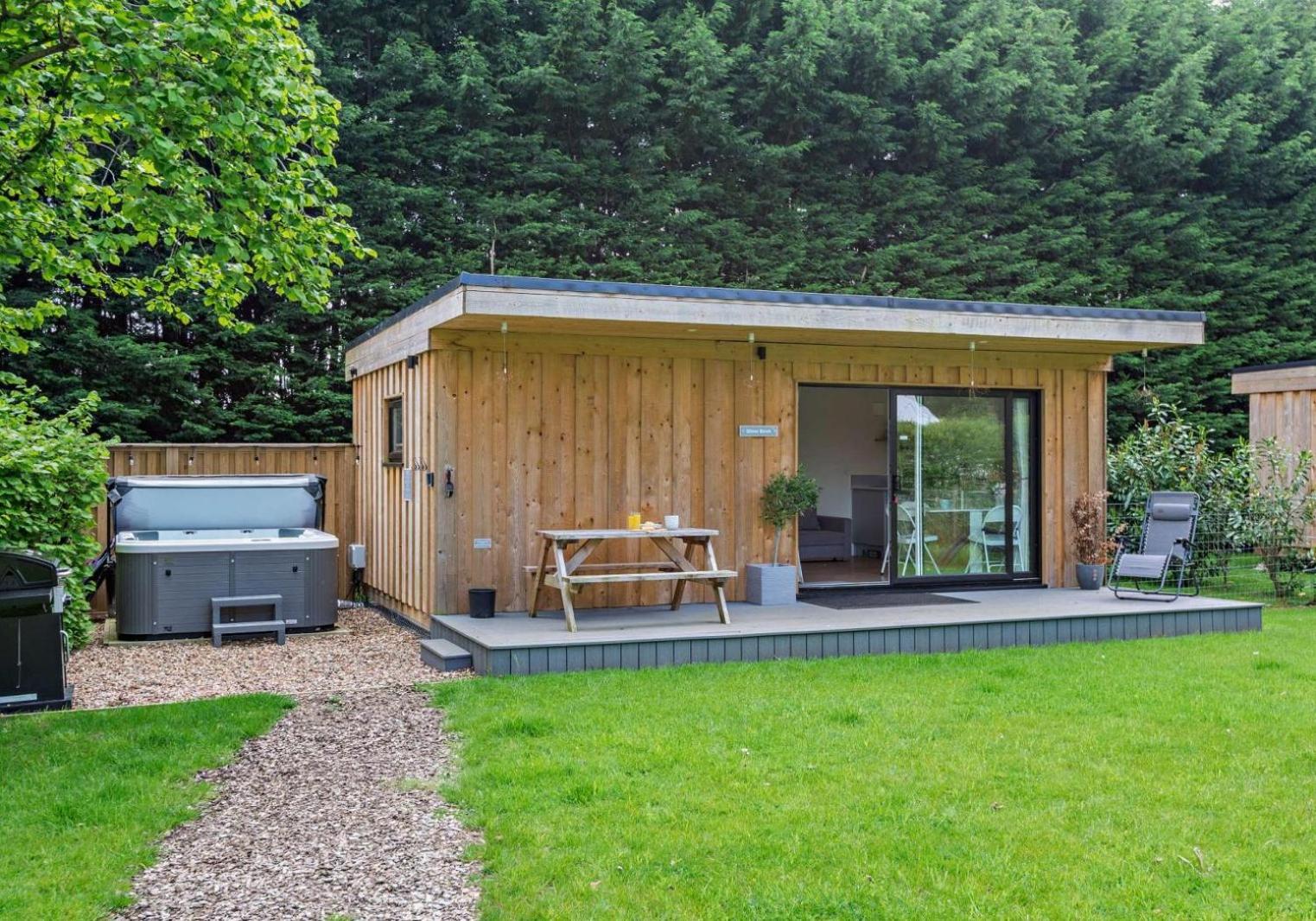 Luxury Silver Birch Lodge: Hot Tub/BBQ/Fire Pit view 2
