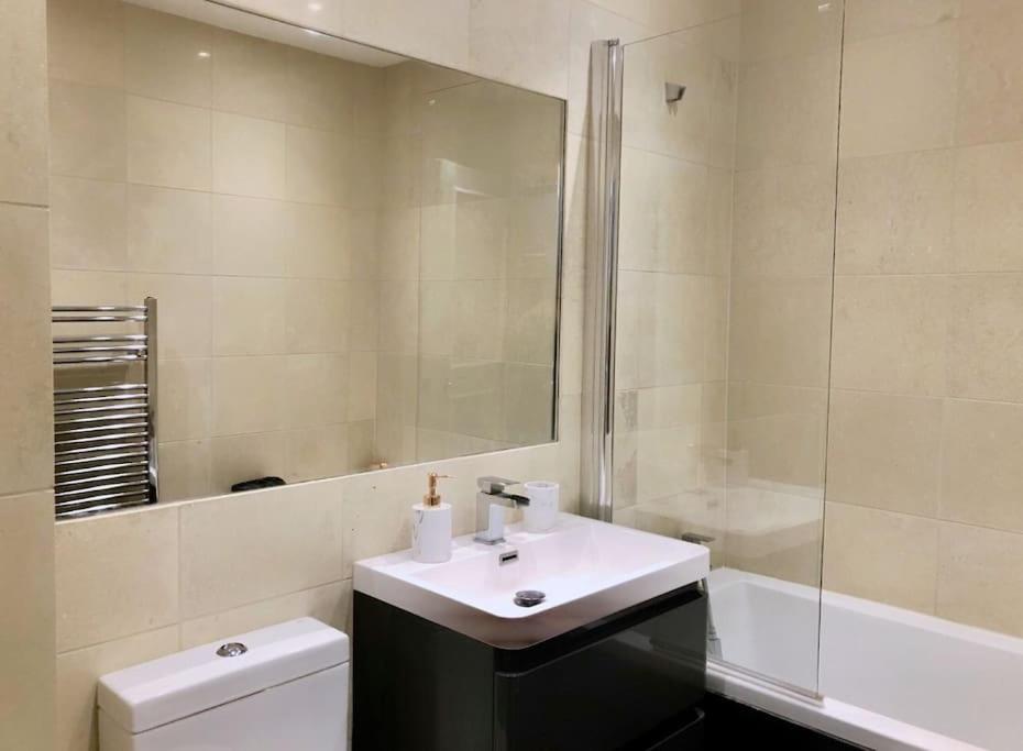 Spacious KENSINGTON Apartment - GREAT LOCATION