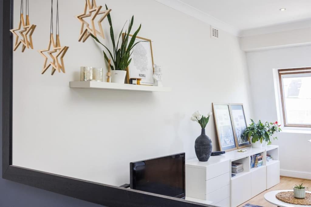 Spacious KENSINGTON Apartment - GREAT LOCATION