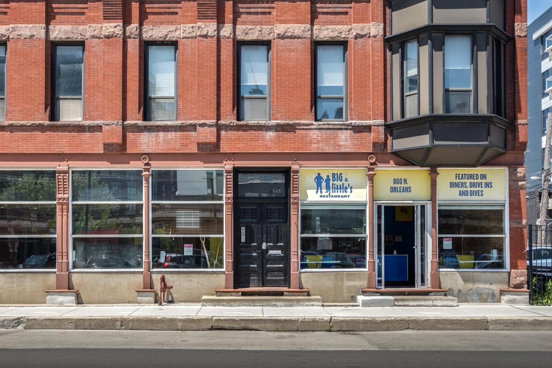 Beautifully Remodeled Third Floor Flat in River North - 3N view 2