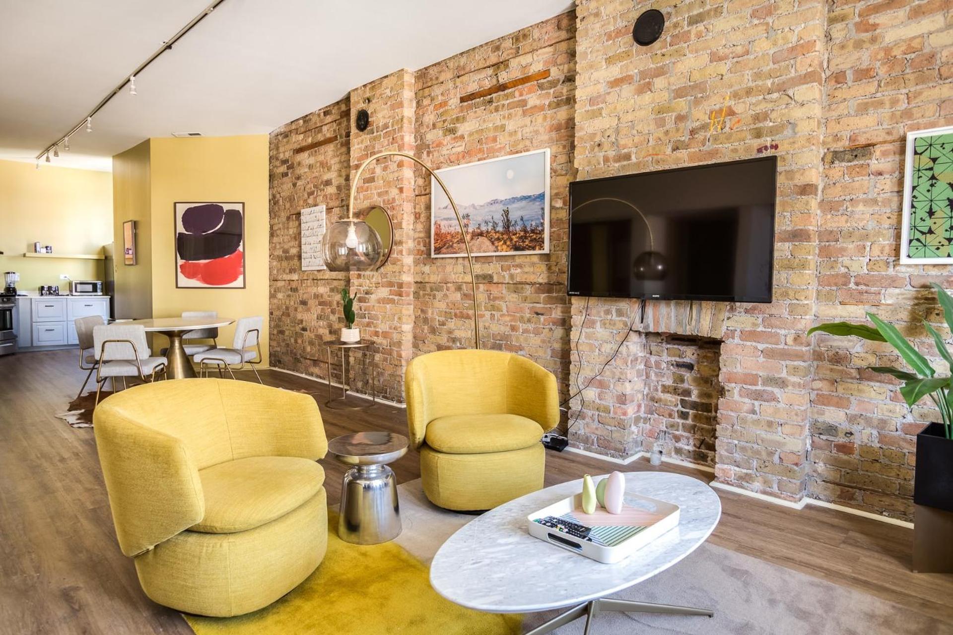 Beautifully Remodeled Third Floor Flat in River North - 3N view 5