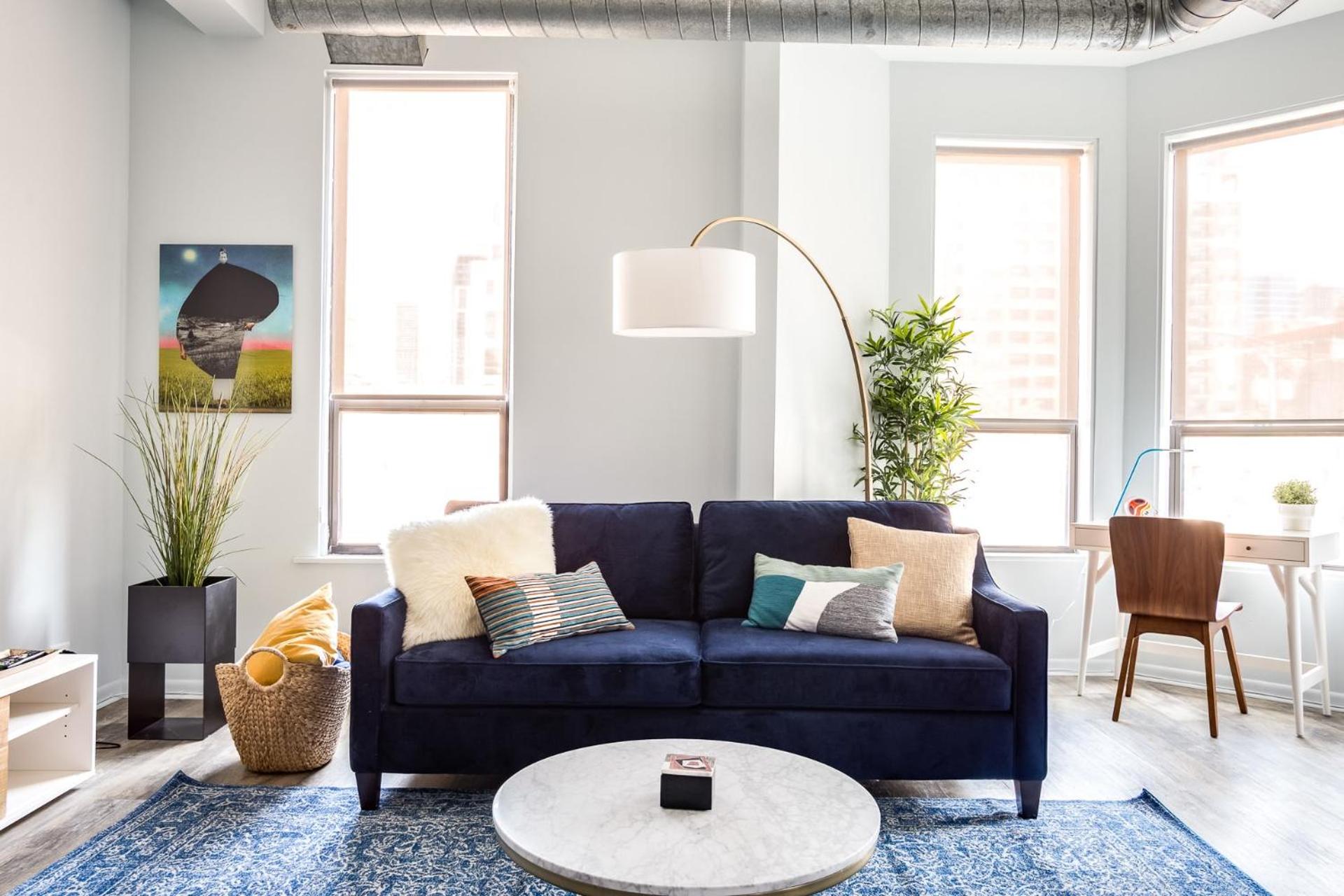 Beautifully Remodeled Second Floor Flat in River North with Private Rooftop - 2S photo 3