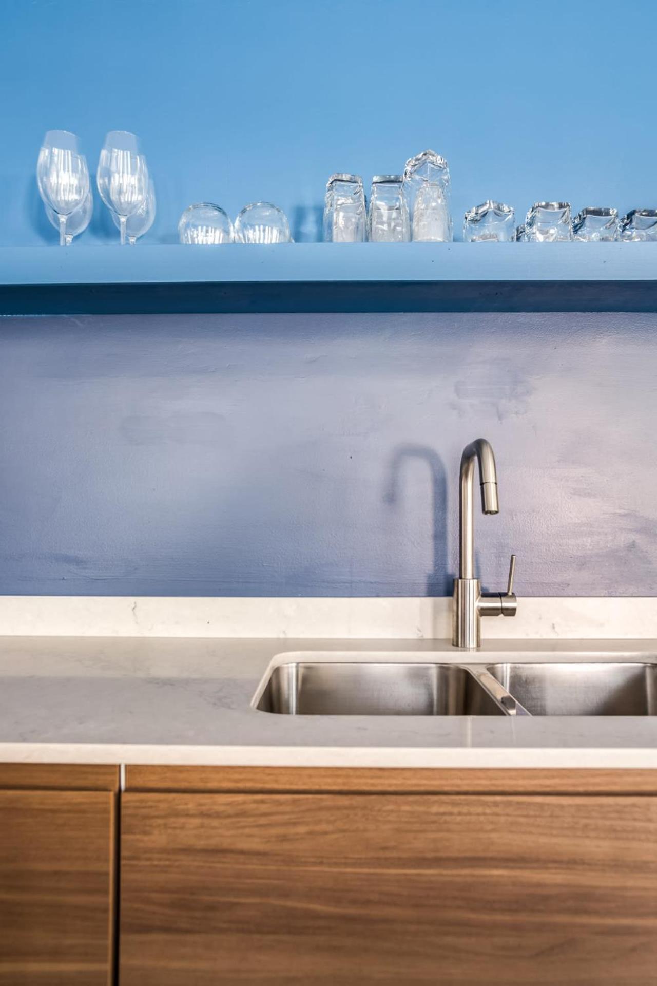 Beautifully Remodeled Second Floor Flat in River North with Private Rooftop - 2S photo 4