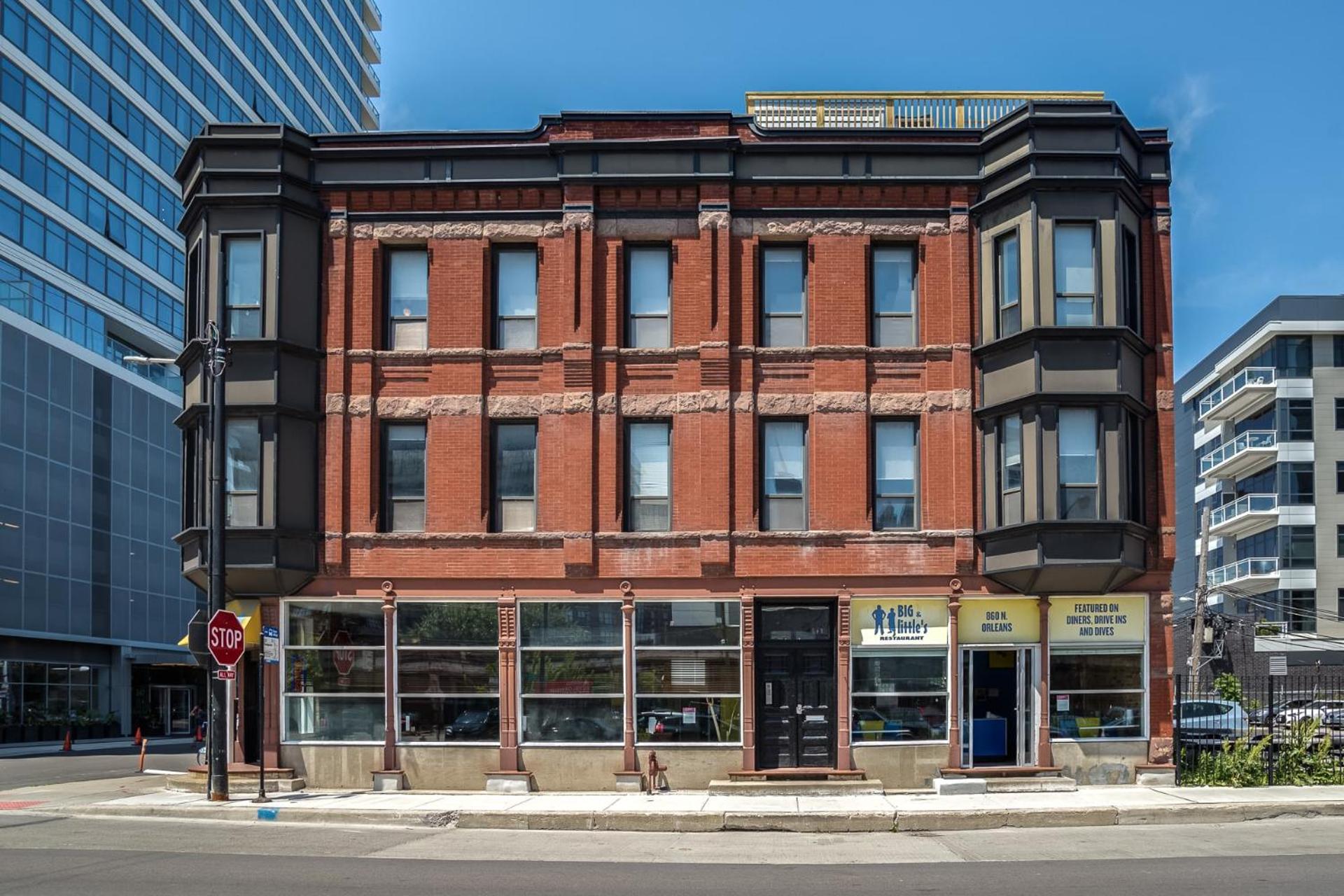 Beautifully Remodeled Second Floor Flat in River North with Private Rooftop - 2S — Chicago
