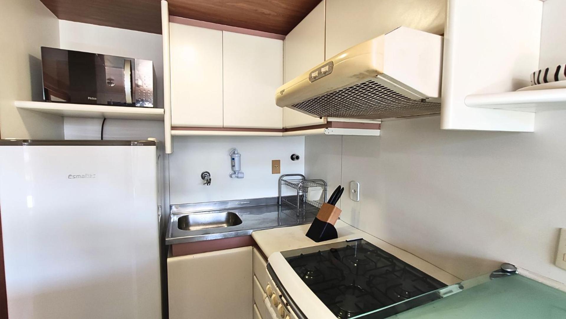 Flat Completo com cozinha no Melhor da Pituba, WIFI, Ar, Netflix, EDF Frente Mar, Piscina