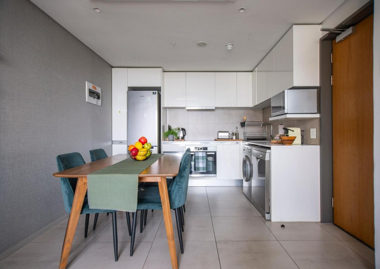 Sophisticated City Escape - Luxury De Waterkant Stay