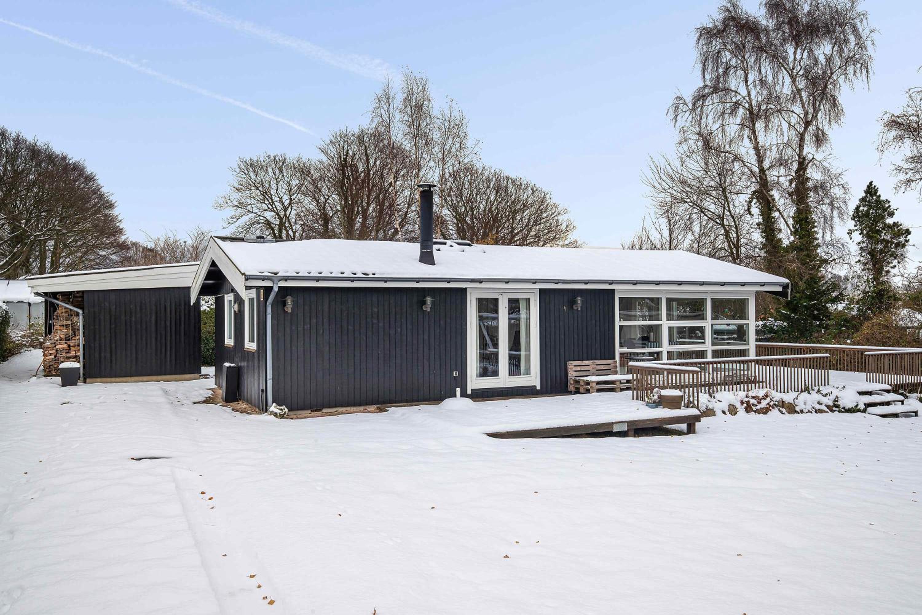 Lovely Bright Summer House Close To The Beach view 2