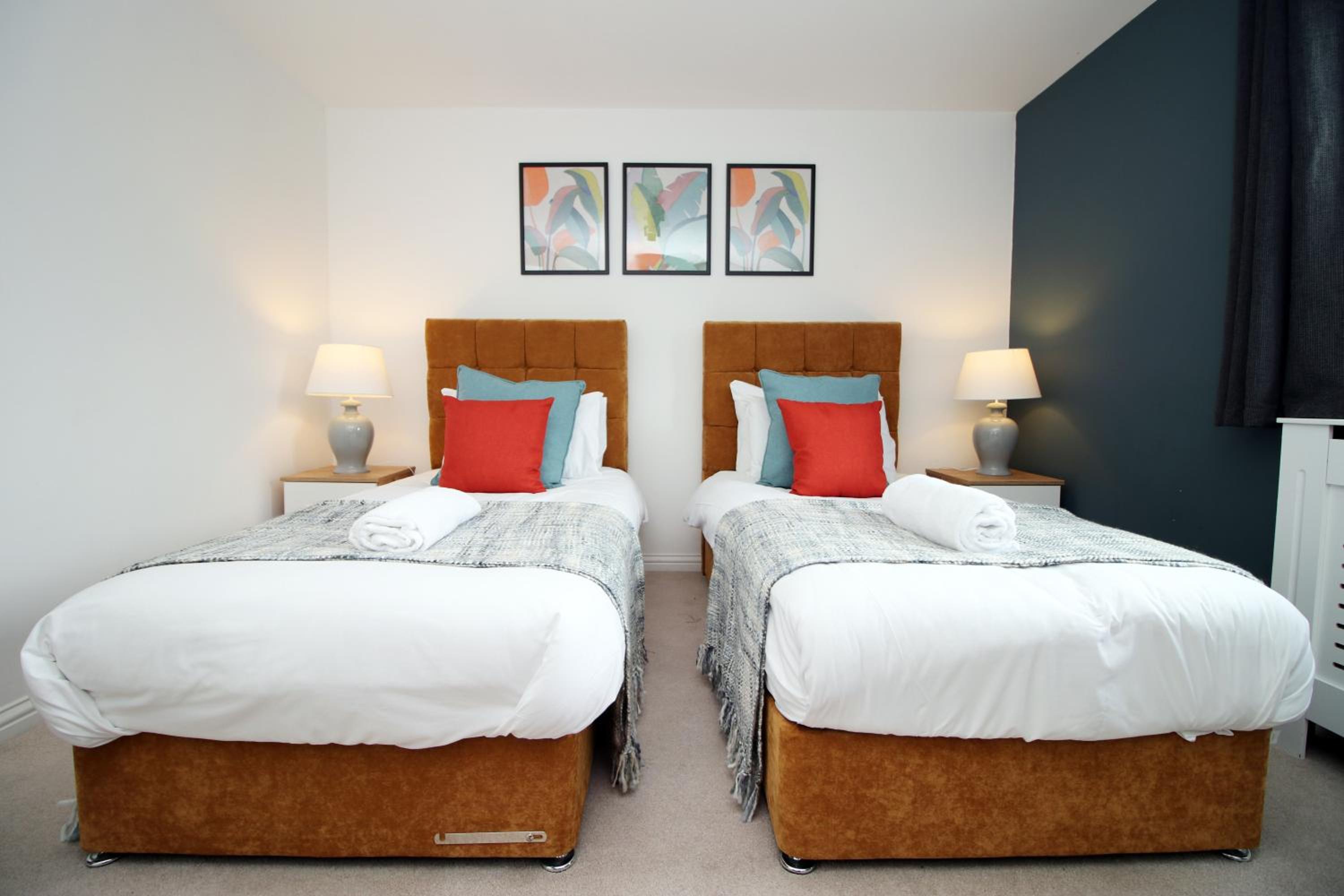 BRAND NEW Stylish 4 Bedroom House in Cardiff by PureStay view 4