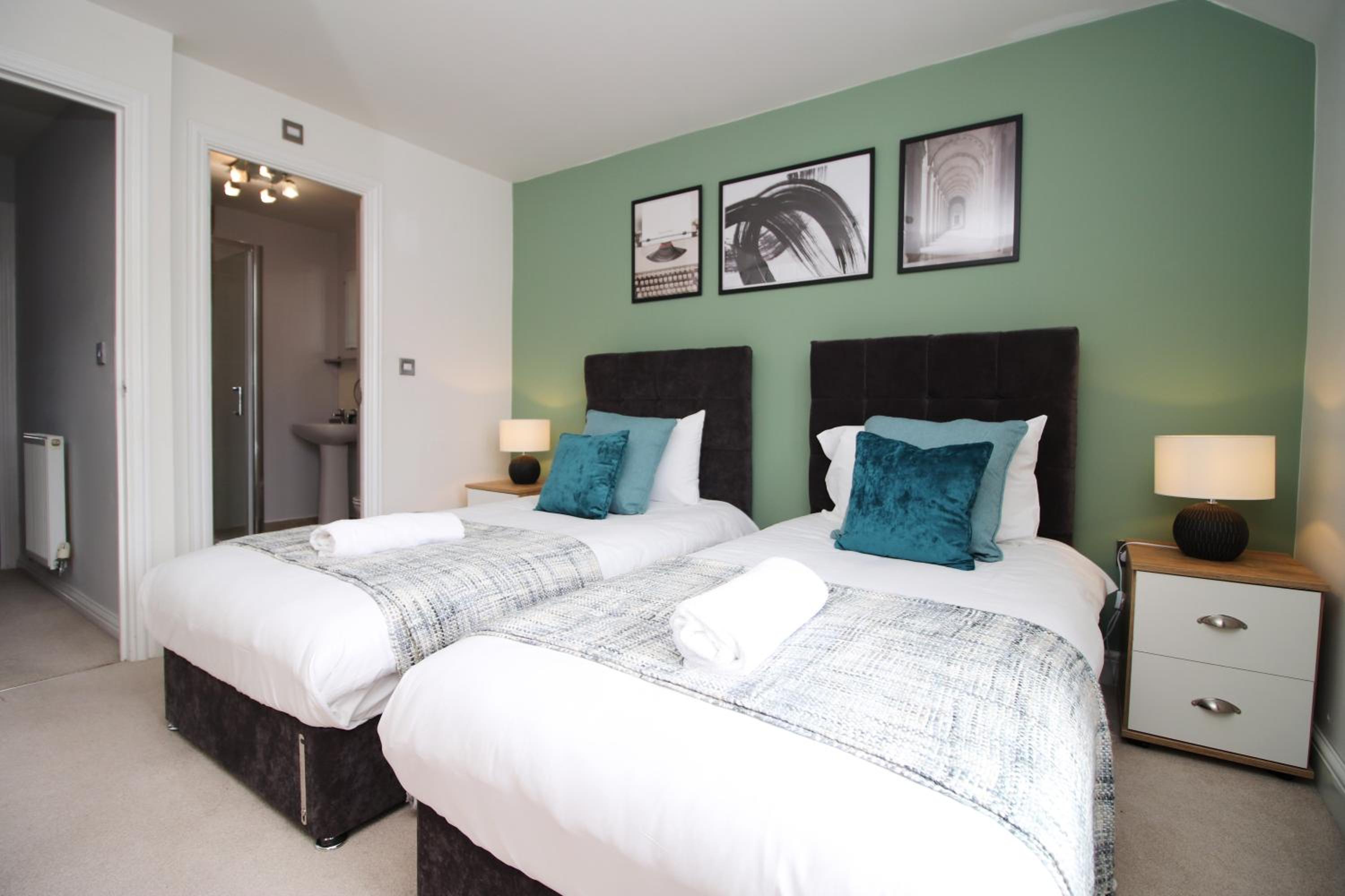 BRAND NEW Stylish 4 Bedroom House in Cardiff by PureStay view 2