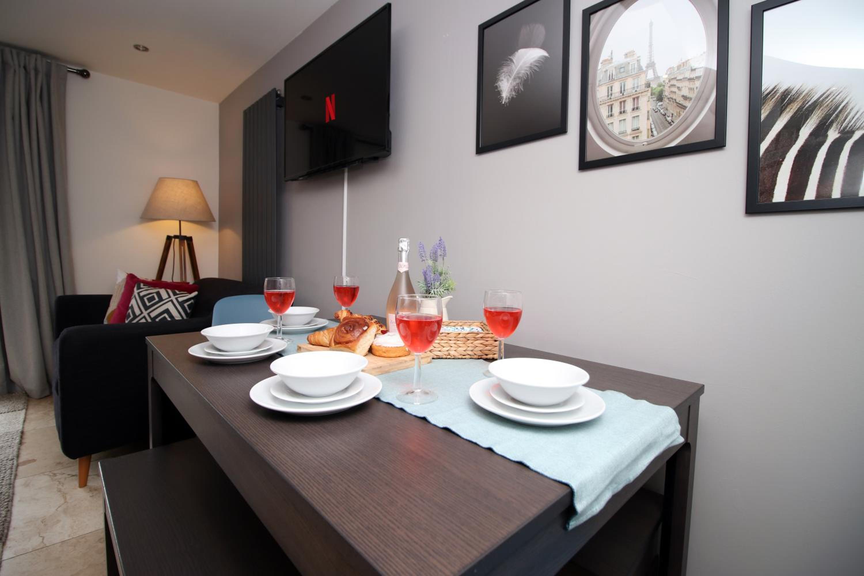 BRAND NEW Stylish 4 Bedroom House in Cardiff by PureStay view 5