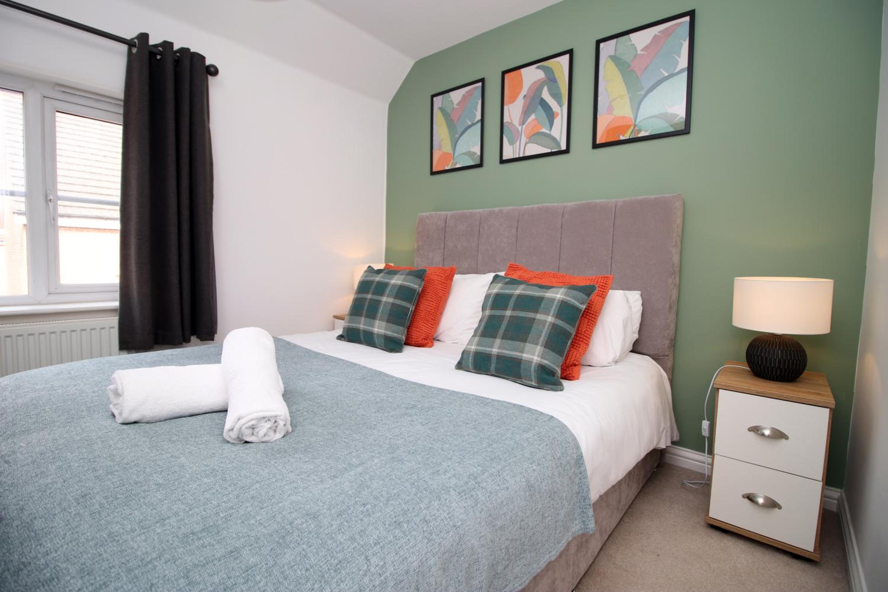 BRAND NEW Stylish 4 Bedroom House in Cardiff by PureStay view 3