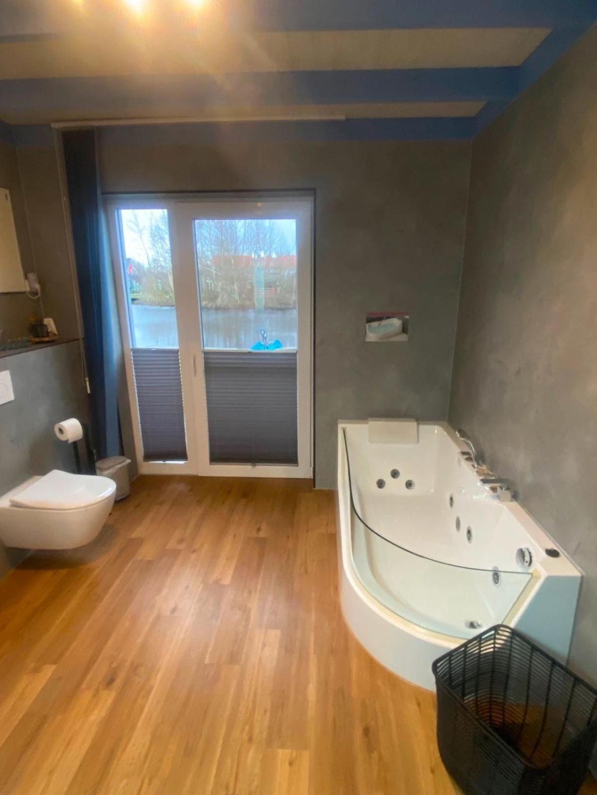 Ferienhaus Deluxe, direkt am See, mit hauseigener Panorama Außensauna, zwei Badezimmern, Tretboot, Kamin, in direkter nähe zum Kinderspieleparadies sowie R