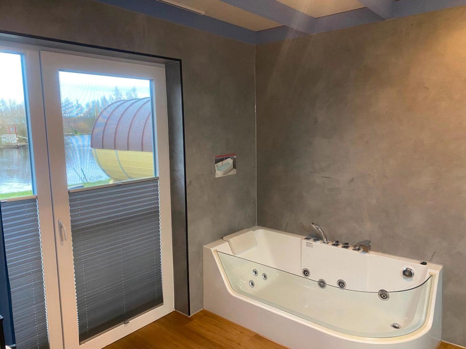 Ferienhaus Deluxe, direkt am See, mit hauseigener Panorama Außensauna, zwei Badezimmern, Tretboot, Kamin, in direkter nähe zum Kinderspieleparadies sowie R