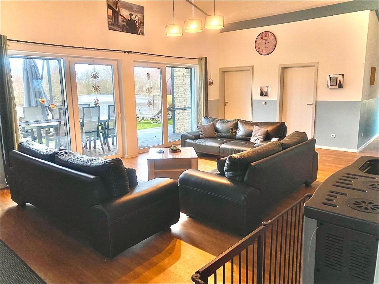 Ferienhaus Deluxe, direkt am See, mit hauseigener Panorama Außensauna, zwei Badezimmern, Tretboot, Kamin, in direkter nähe zum Kinderspieleparadies sowie R