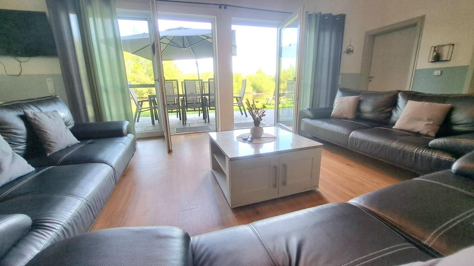 Ferienhaus Deluxe, direkt am See, mit hauseigener Panorama Außensauna, zwei Badezimmern, Tretboot, Kamin, in direkter nähe zum Kinderspieleparadies sowie R