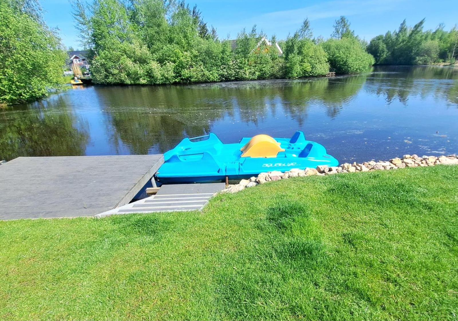 Ferienhaus Deluxe, direkt am See, mit hauseigener Panorama Außensauna, zwei Badezimmern, Tretboot, Kamin, in direkter nähe zum Kinderspieleparadies sowie R