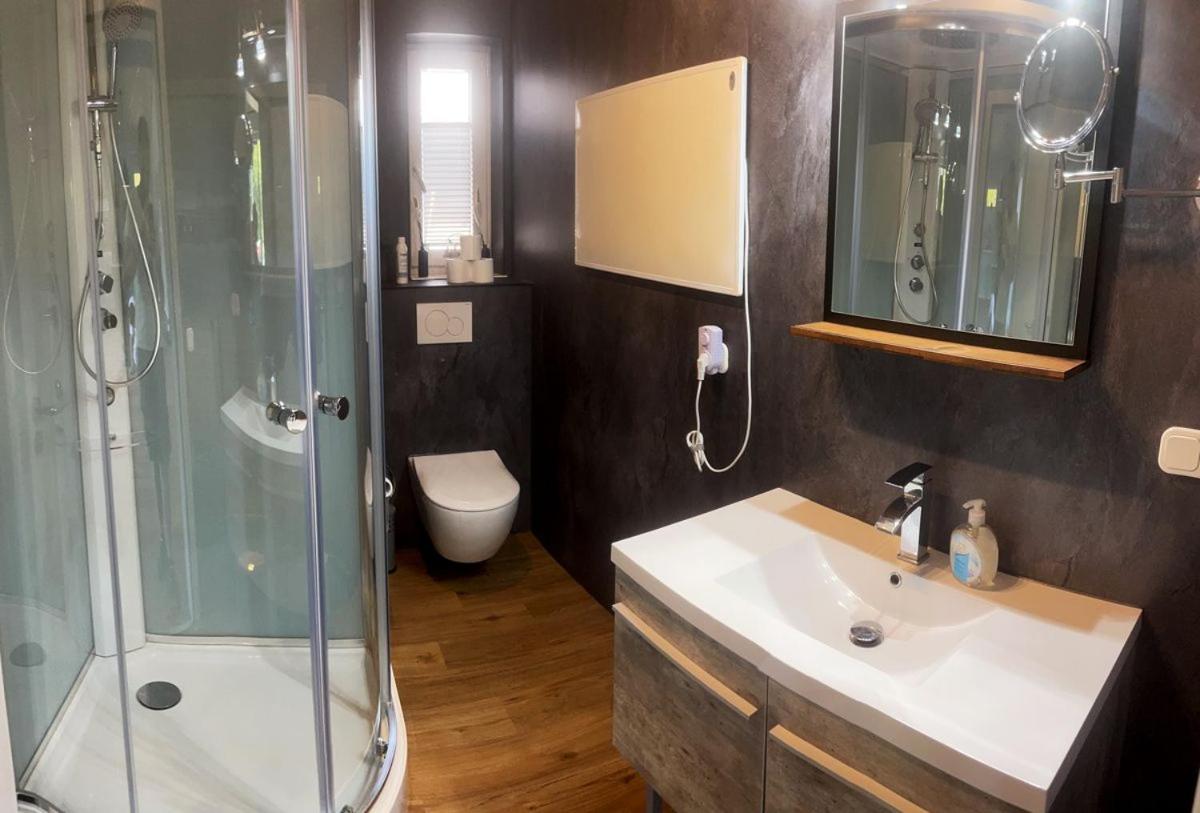Ferienhaus Deluxe, direkt am See, mit hauseigener Panorama Außensauna, zwei Badezimmern, Tretboot, Kamin, in direkter nähe zum Kinderspieleparadies sowie R