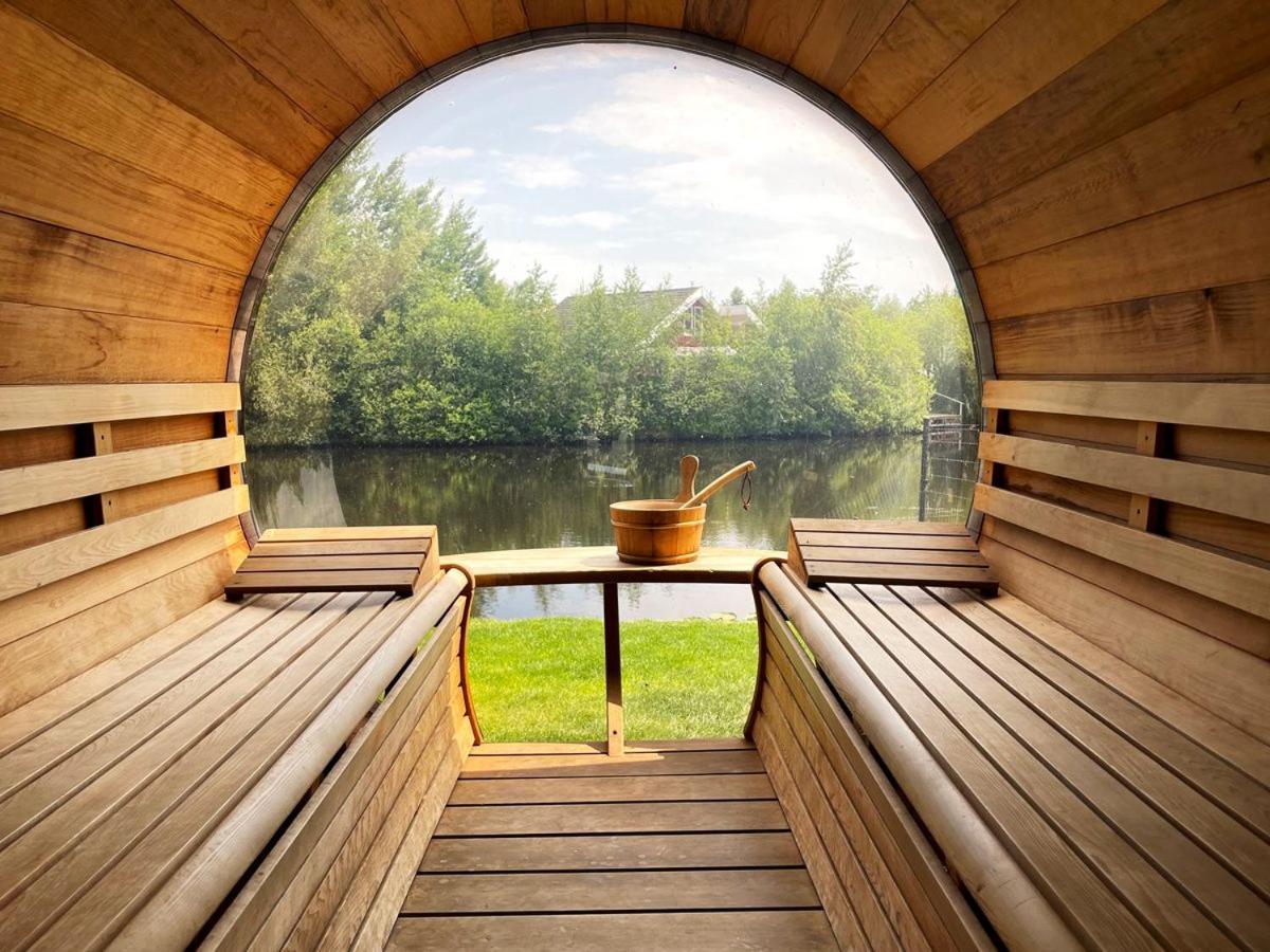 Ferienhaus Deluxe, direkt am See, mit hauseigener Panorama Außensauna, zwei Badezimmern, Tretboot, Kamin, in direkter nähe zum Kinderspieleparadies sowie R