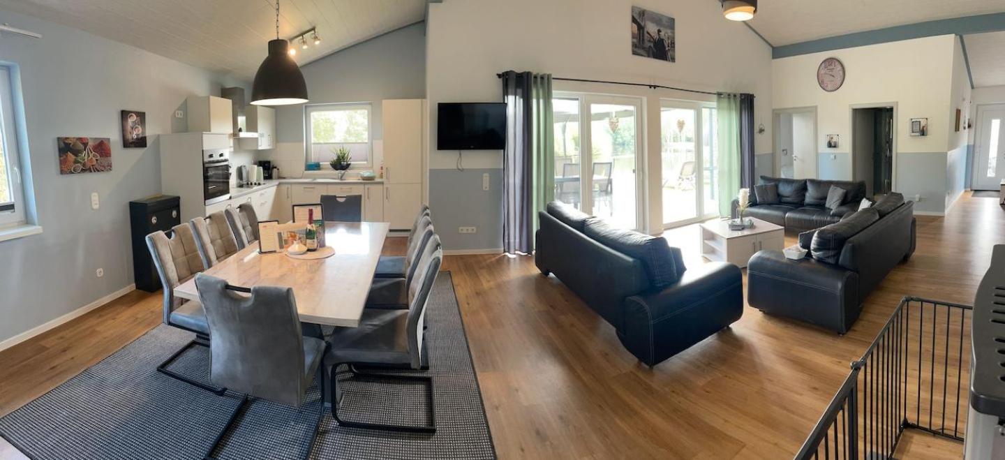 Ferienhaus Deluxe, direkt am See, mit hauseigener Panorama Außensauna, zwei Badezimmern, Tretboot, Kamin, in direkter nähe zum Kinderspieleparadies sowie R
