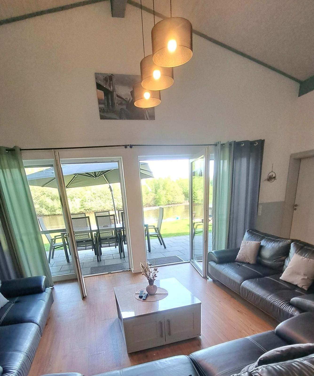 Ferienhaus Deluxe, direkt am See, mit hauseigener Panorama Außensauna, zwei Badezimmern, Tretboot, Kamin, in direkter nähe zum Kinderspieleparadies sowie R