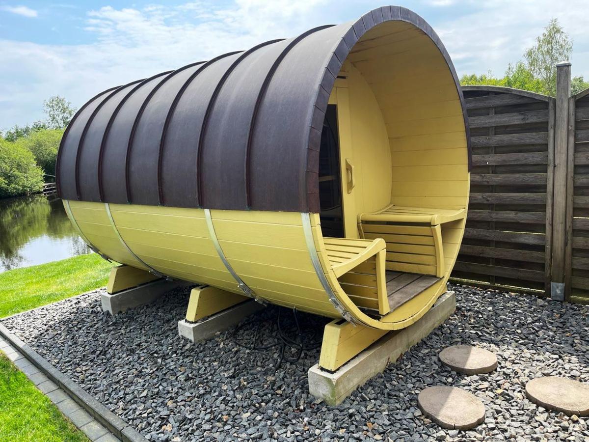 Ferienhaus Deluxe, direkt am See, mit hauseigener Panorama Außensauna, zwei Badezimmern, Tretboot, Kamin, in direkter nähe zum Kinderspieleparadies sowie R