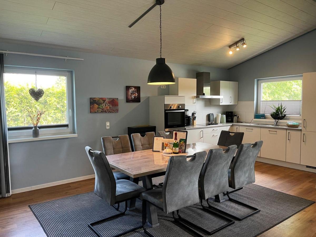 Ferienhaus Deluxe, direkt am See, mit hauseigener Panorama Außensauna, zwei Badezimmern, Tretboot, Kamin, in direkter nähe zum Kinderspieleparadies sowie R