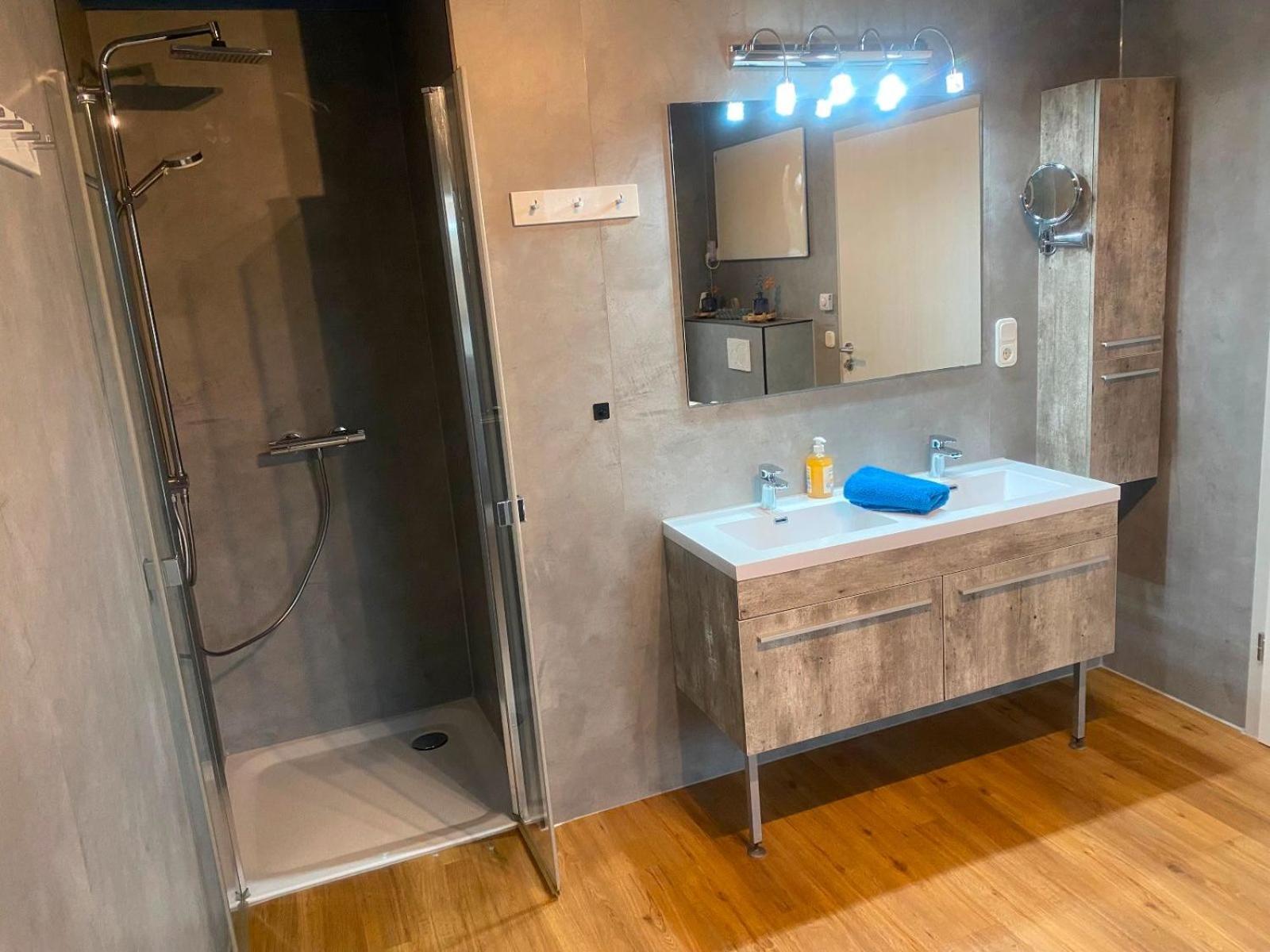 Ferienhaus Deluxe, direkt am See, mit hauseigener Panorama Außensauna, zwei Badezimmern, Tretboot, Kamin, in direkter nähe zum Kinderspieleparadies sowie R