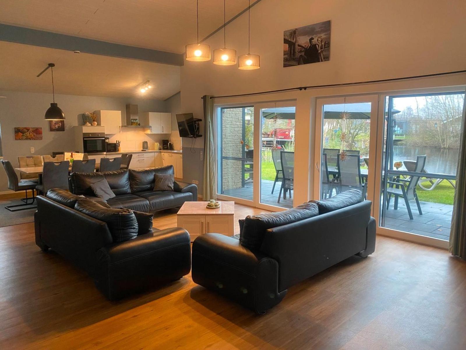 Ferienhaus Deluxe, direkt am See, mit hauseigener Panorama Außensauna, zwei Badezimmern, Tretboot, Kamin, in direkter nähe zum Kinderspieleparadies sowie R