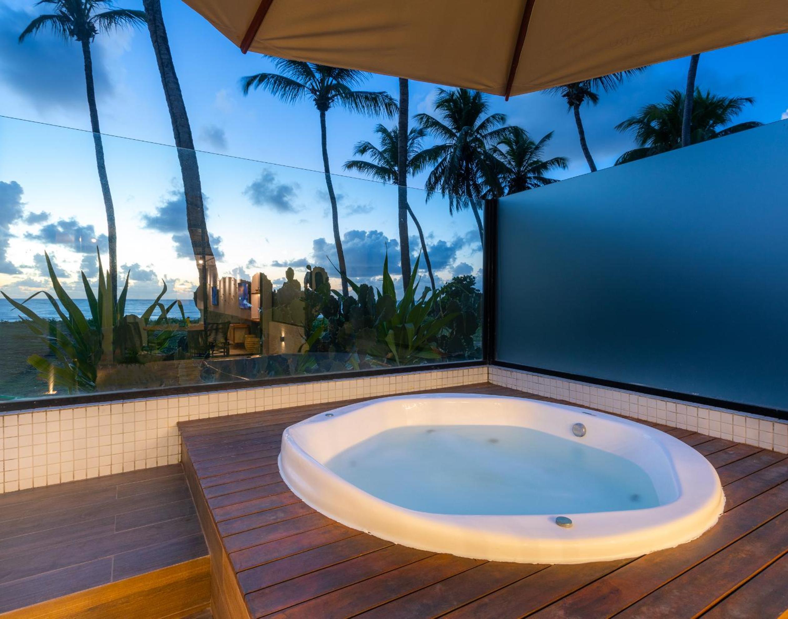 Loft com jacuzzi privativa frente mar do Bessa