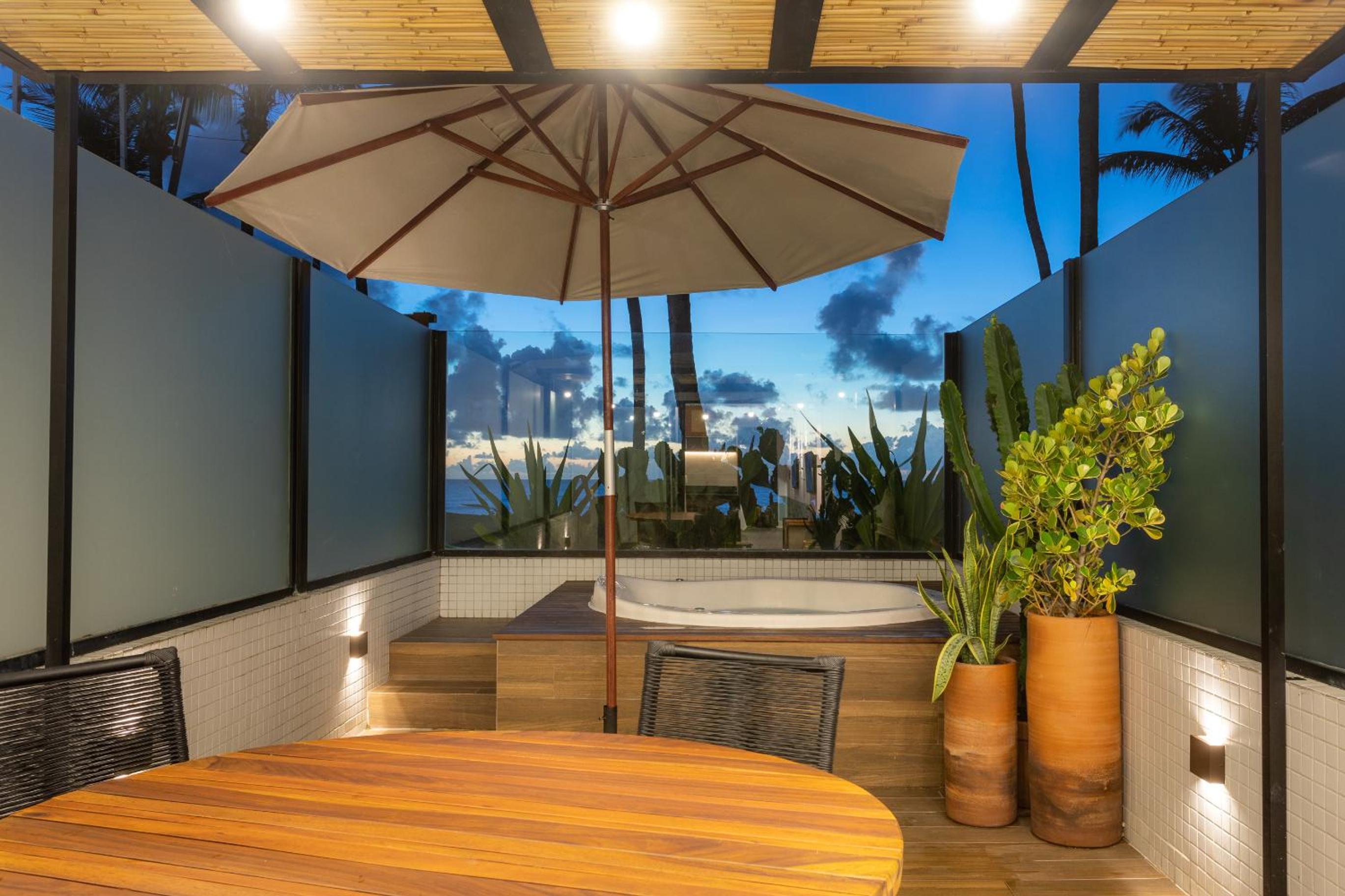Loft com jacuzzi privativa frente mar do Bessa