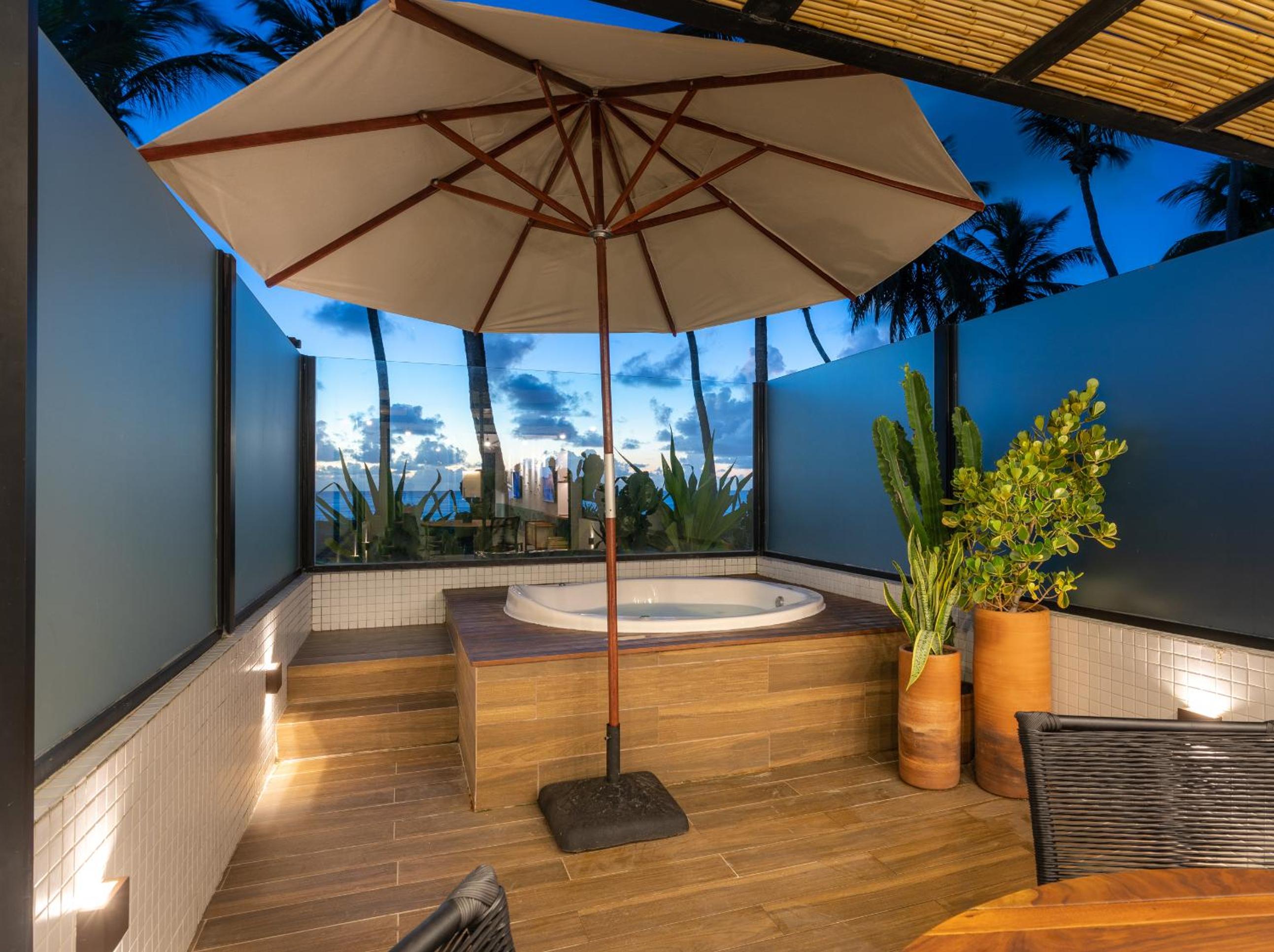Loft com jacuzzi privativa frente mar do Bessa