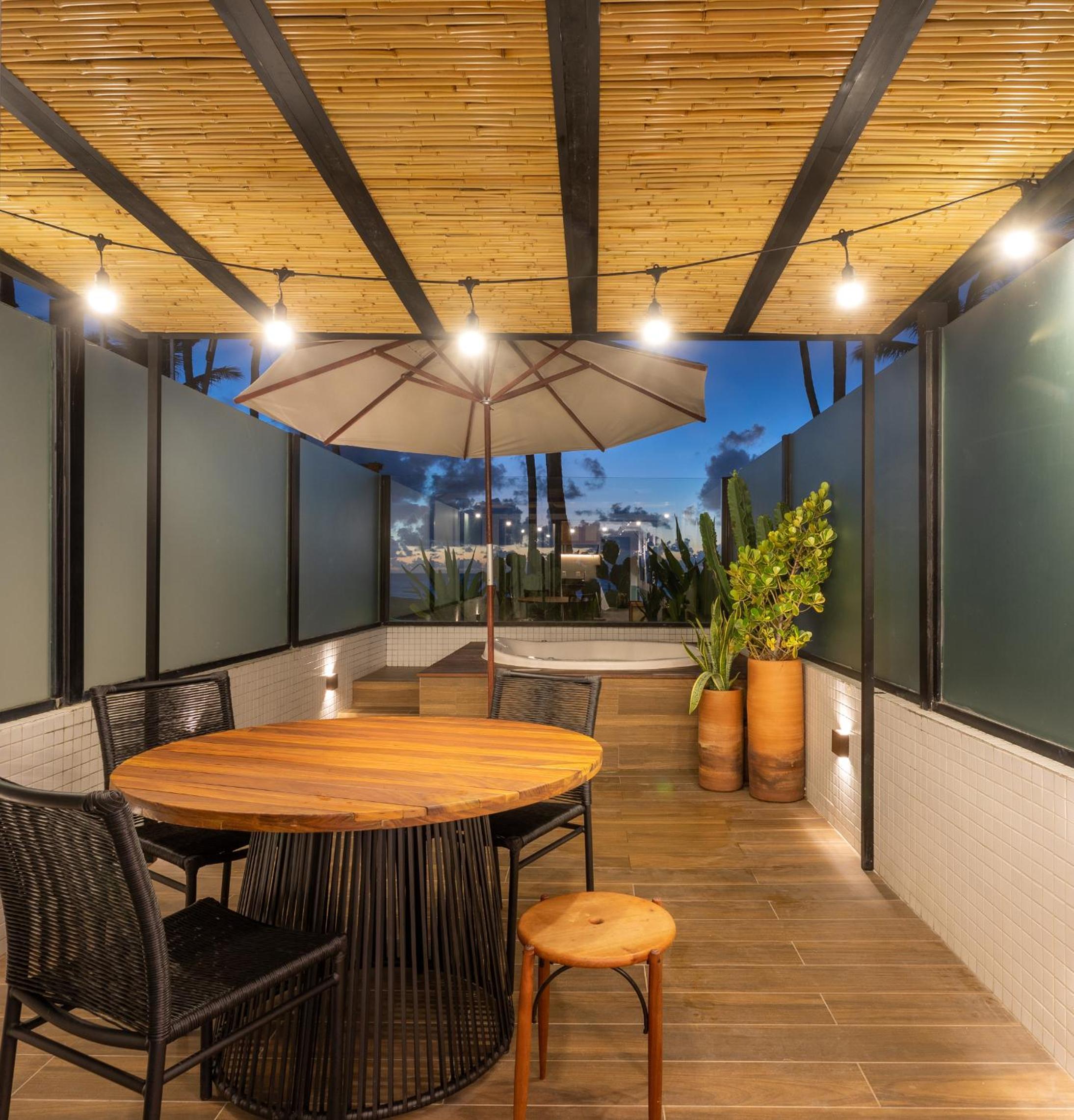 Loft com jacuzzi privativa frente mar do Bessa