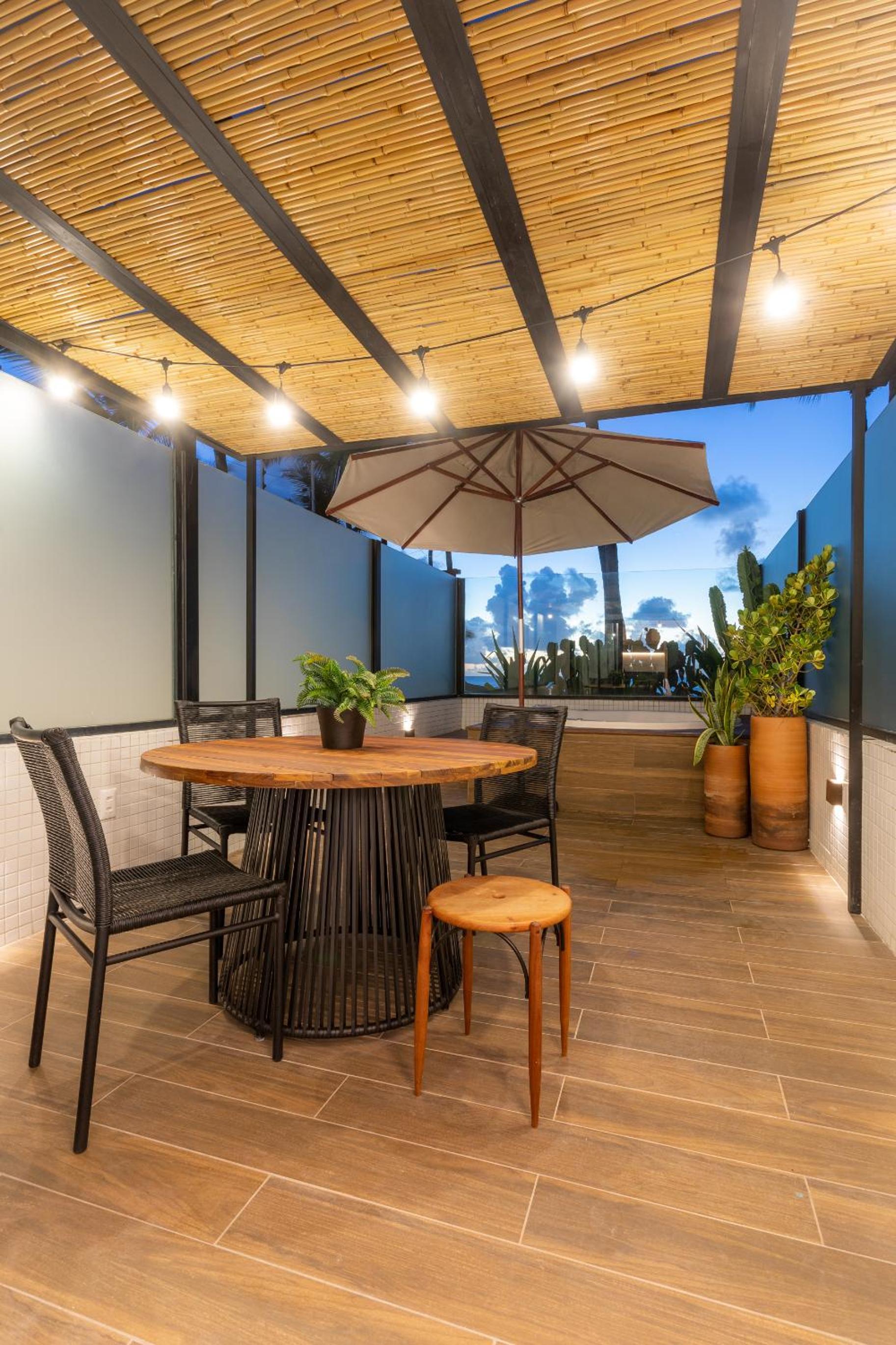 Loft com jacuzzi privativa frente mar do Bessa